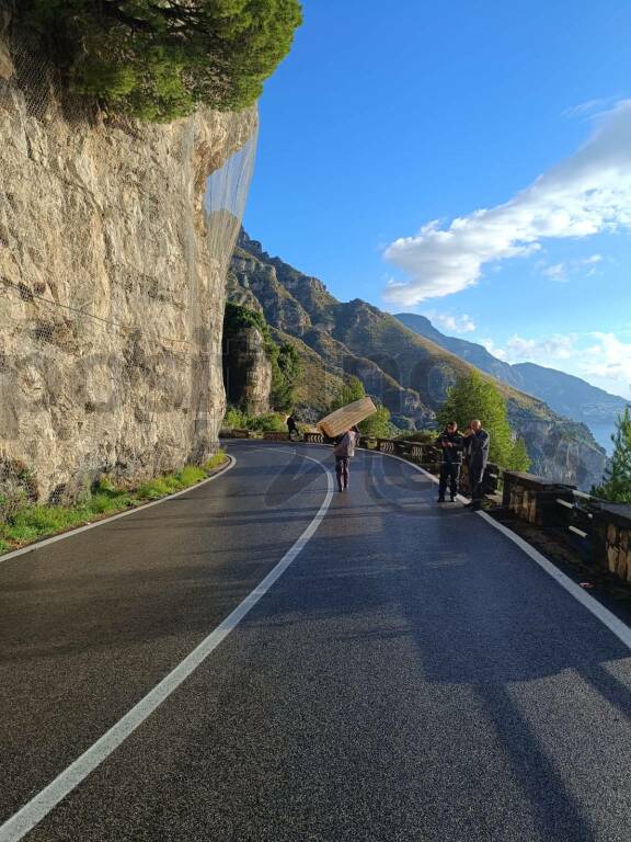 strada chiusa al confine tra Piano di Sorrento e Vico Equense e Positano