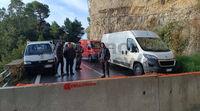 strada chiusa al confine tra Piano di Sorrento e Vico Equense e Positano