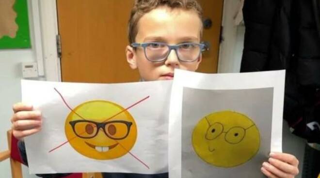 teddy contro l'emoji con occhiali spessi petizione contro Apple