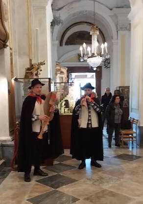 A Positano Messa domenicale con il "Presepe Vivente" ed il suono degli zampognari