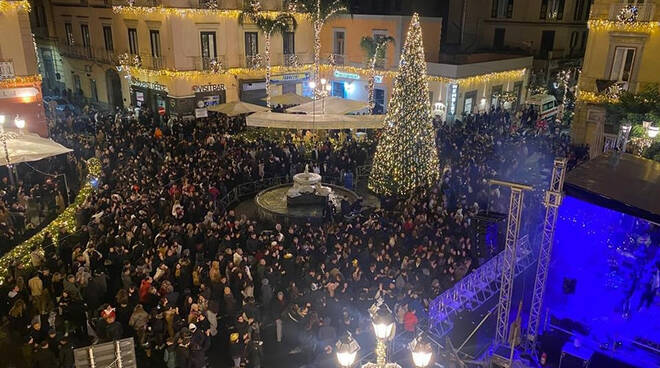 A Vico Equense Piazza Umberto I gremita per la festa di Capodanno