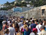 Folla a Capri al porto overtourism