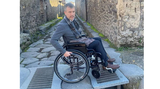 Il Parco Archeologico di Pompei accessibile a tutti, il direttore Zuchtriegel testa il percorso senza barriere