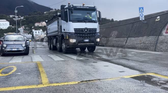 Langellotto e i camion benedetti a Sant'Agnello che trasportano la terra dell'alluvione di Ischia