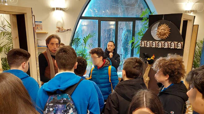 Positano, i ragazzi dell'I.C.S. "Lucantonio Porzio" visitano la mostra "SCONFINA MENTI" a cura dell'associazione ADIN