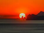 il Sole dietro ai Faraglioni di Capri visto da Positano 