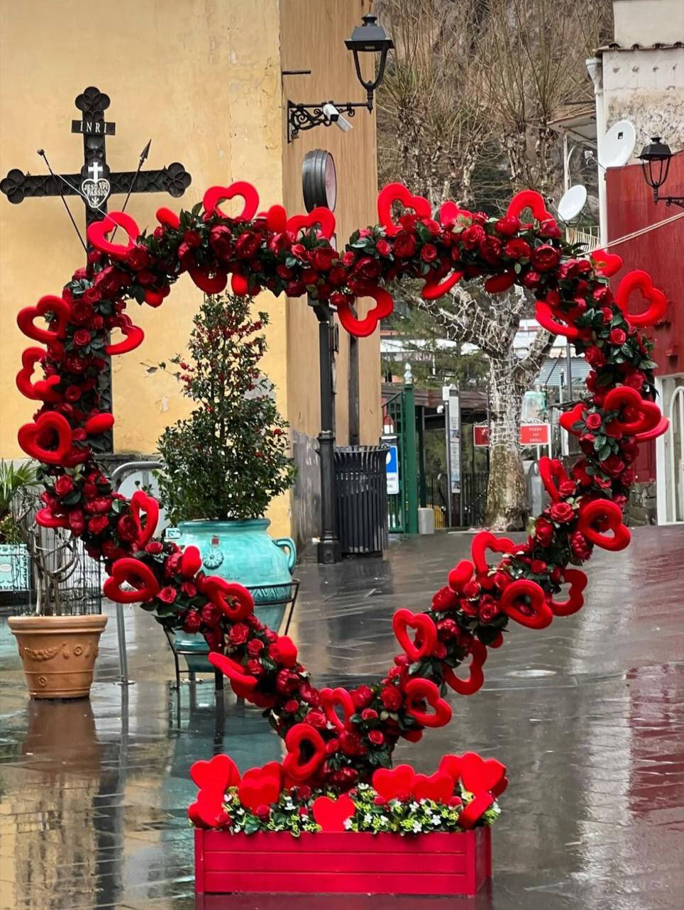 Positano, un grande cuore in Piazza dei Mulini per festeggiare San Valentino