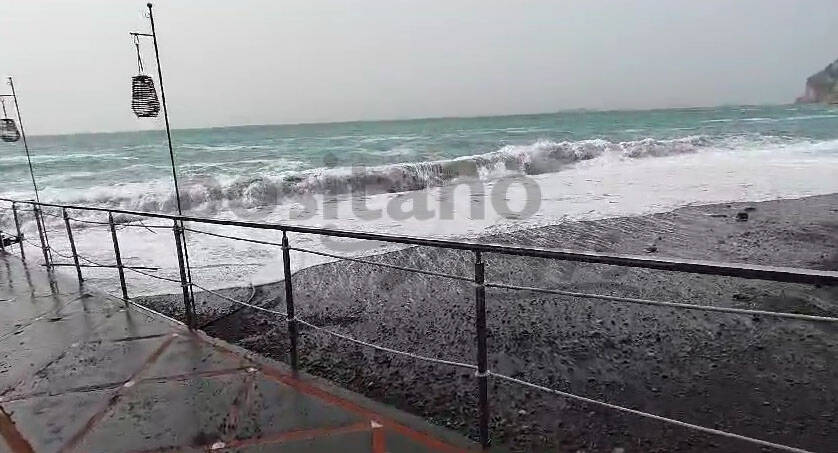 A Positano una Pasqua con il mare agitato