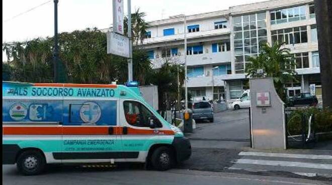 Tempestivo intervento dei Sanitari dell\'Ospedale \"Santa Maria della Misericordia\" di Sorrento, salva la vita ad un giovane gravamente traumatizzato.