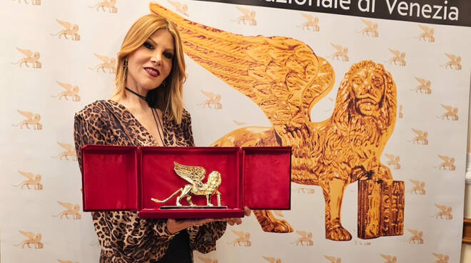 Il Leone d'Oro 2024 alla cantautrice e performer SHARA: alla 'Voce del Sud'  il Gran Premio Internazionale di Venezia - Positanonews