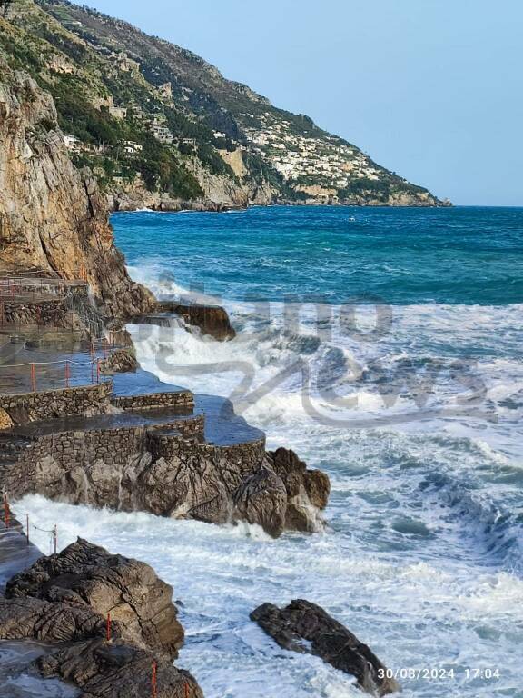 Positano straordinaria anche con la mareggiata il Sabato di Pasqua 