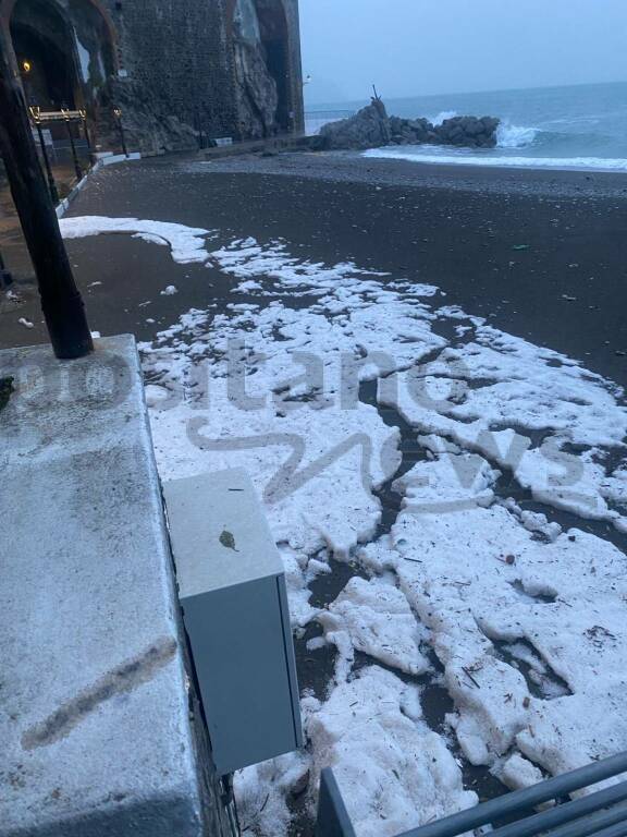 Spiagge bianche per la grandine ad Amalfi 