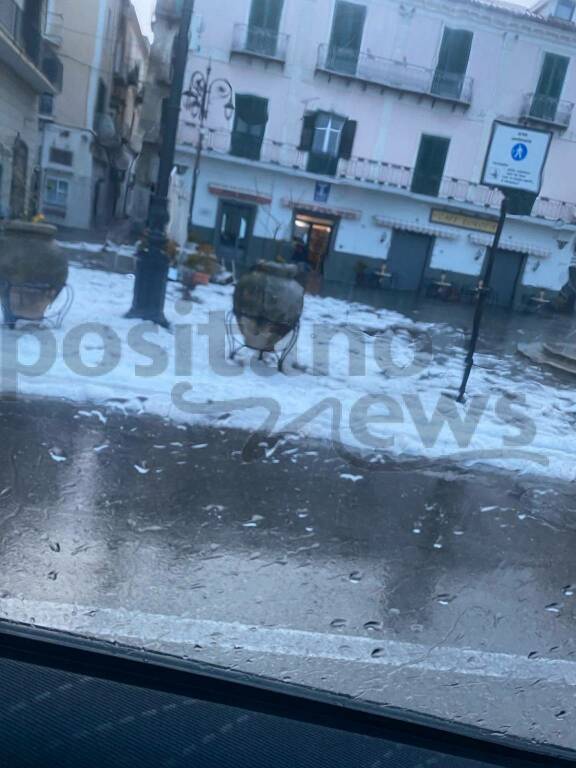 Spiagge bianche per la grandine ad Amalfi 