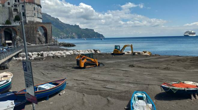 atrani spianata la spiaggia