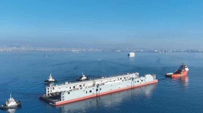 Il porto di Napoli ha accolto oggi un nuovo grande bacino di carenaggio galleggiante proveniente dallo scalo di Hamad in Qatar.