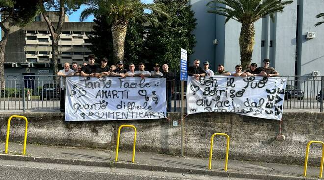 Striscioni al Policlinico a  Napoli per la morte di Vanacore
