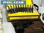 Zona ovest di Napoli: sorpreso con droga, pistola, taser, coltelli e circa 100.000 euro in contanti. La Polizia di Stato arresta un 55enne napoletano