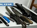Zona ovest di Napoli: sorpreso con droga, pistola, taser, coltelli e circa 100.000 euro in contanti. La Polizia di Stato arresta un 55enne napoletano