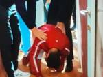 Novak Djokovic colpito in testa da una borraccia
