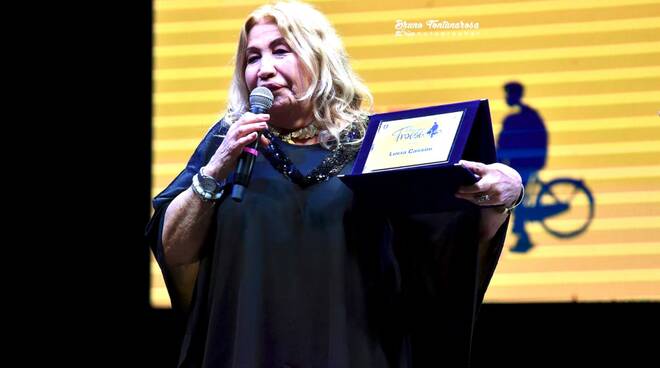 A LUCIA CASSINI CONFERITO IL PREMIO “MASSIMO TROISI” ALLA CARRIERA