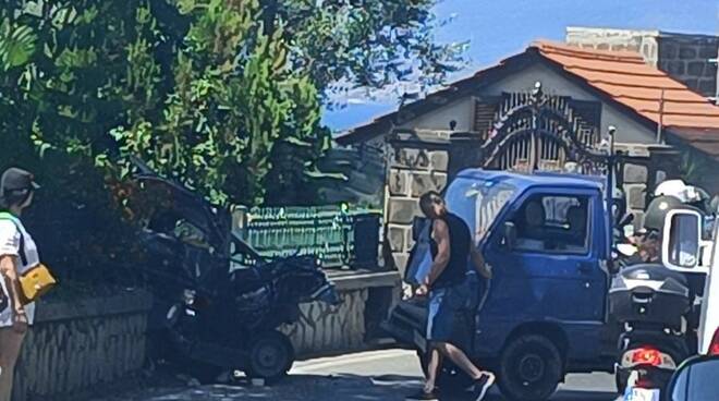 incidente a Sorrento via capo tra scooter e camion