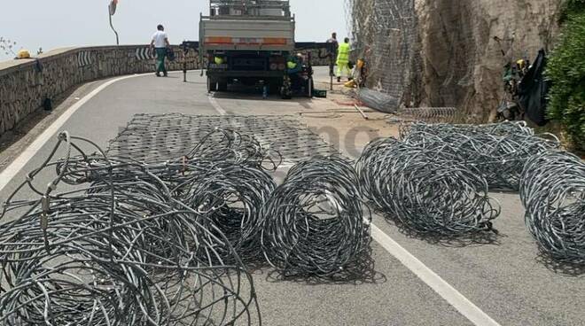 Piano di Sorrento - Positano, pulita la strada dalle pietre si mettono le doppie reti