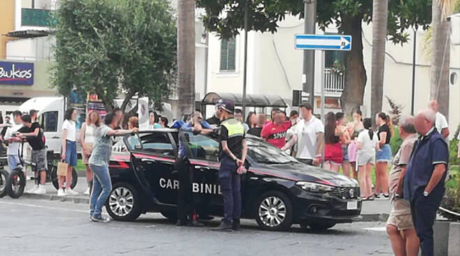 Piano di Sorrento, rissa in Piazza Cota. Volano tavolini al Marianiello