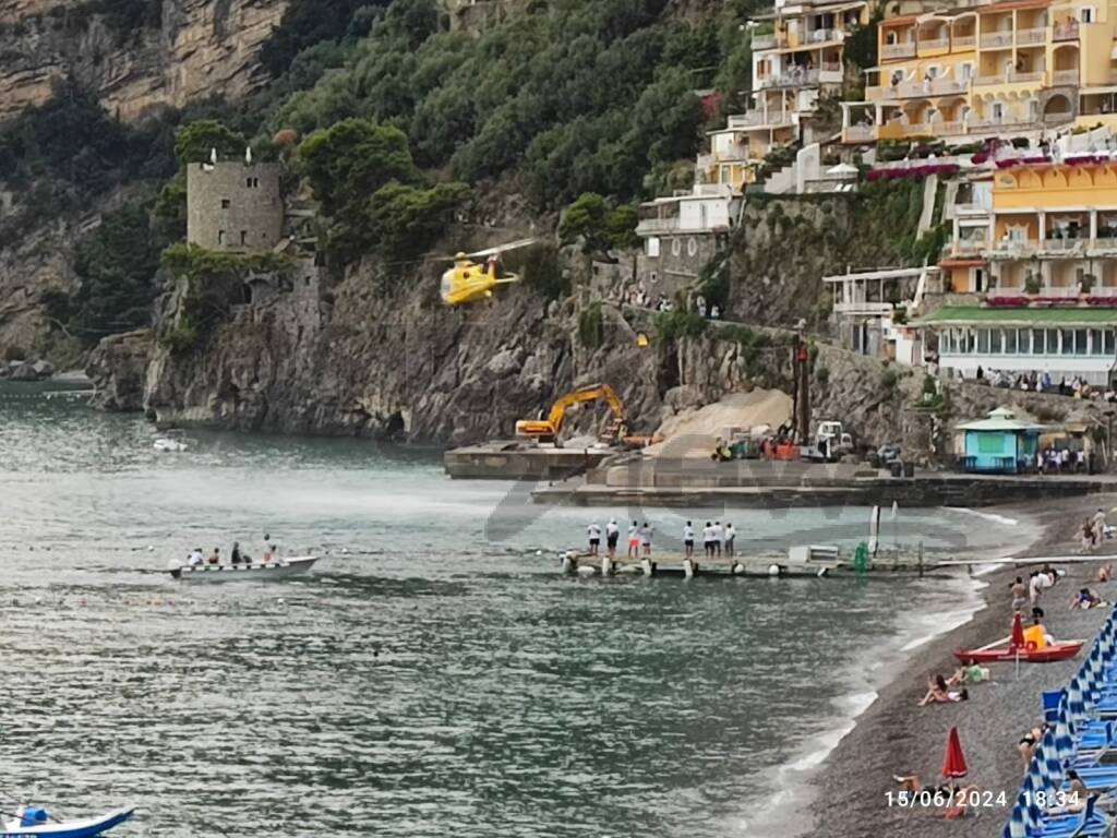 Positano intervento con elisoccorso in codice rosso in spiaggia