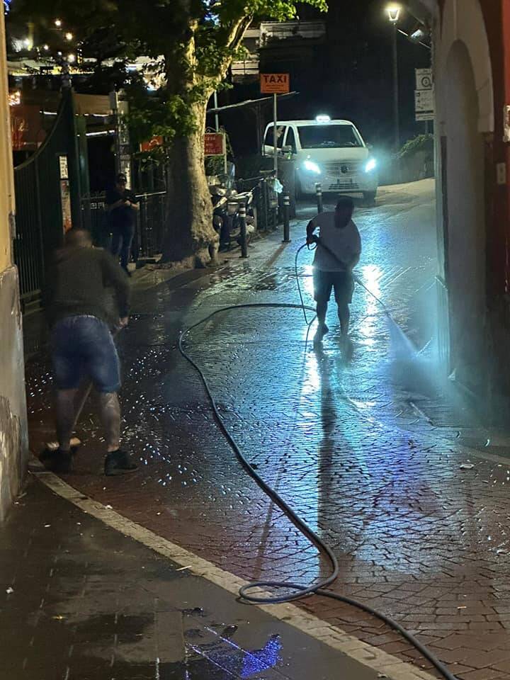 Positano, lavaggio strade da parte di "Eco Positano"