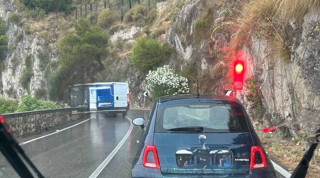 Si ignora ancora il semaforo rosso sulla SS 163 tra Positano e Piano di Sorrento