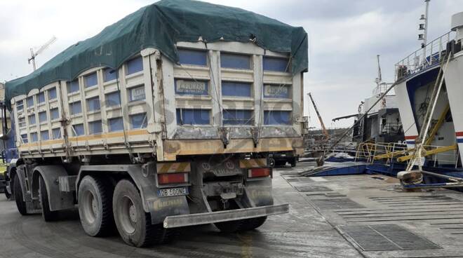 Trasporto merci pericolose camion e traghetti Pozzuoli-Casamicciola 