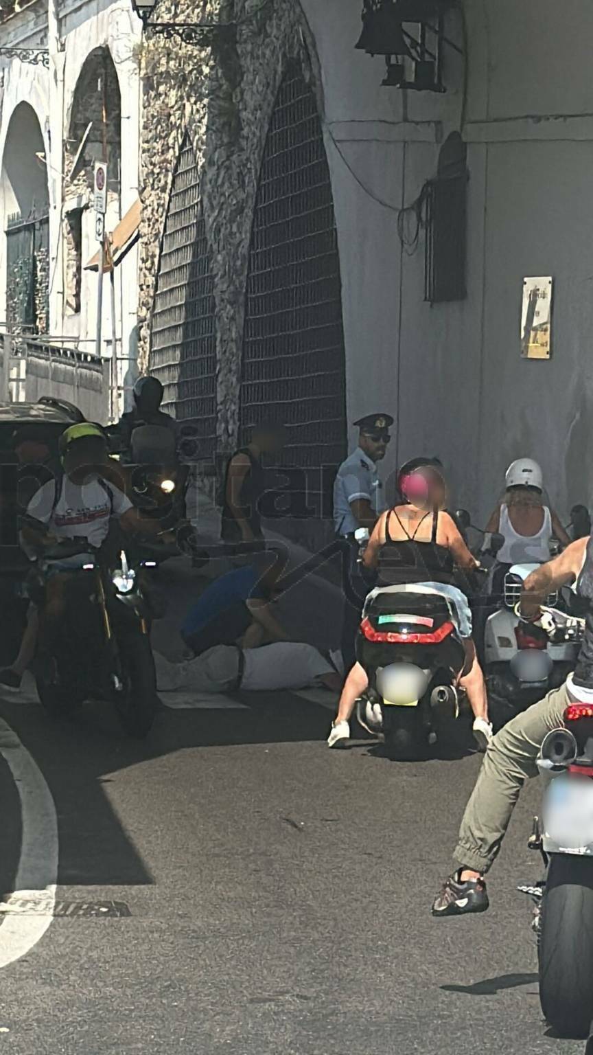 amalfi uomo strisce pedonali