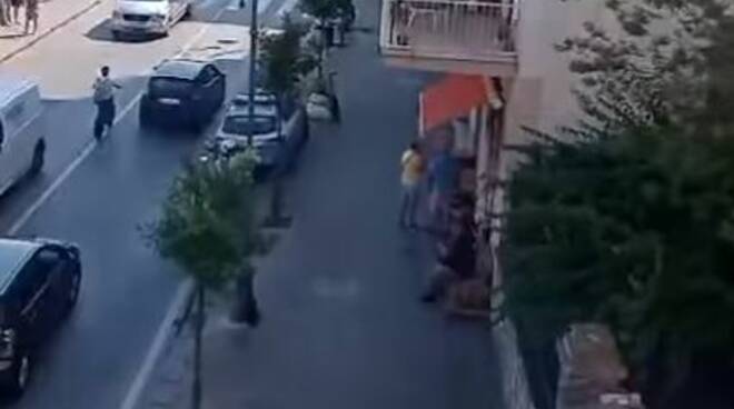 Anziano lancia vasi dal quinto piano a Sorrento
