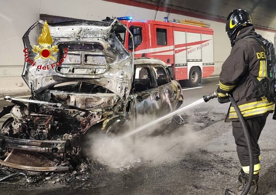 Auto in fiamme sull'autostrada A3