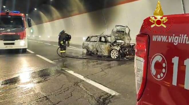 Auto in fiamme sull'autostrada A3