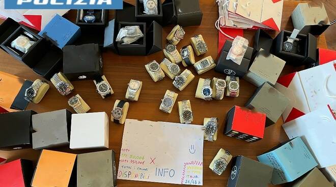 Bagnoli: sorpreso con numerosi orologi contraffatti. Denunciato un uomo dalla Polizia di Stato