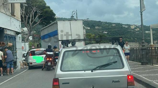 Caos traffico da Sorrento a Vico equense per panoramica chiusa 