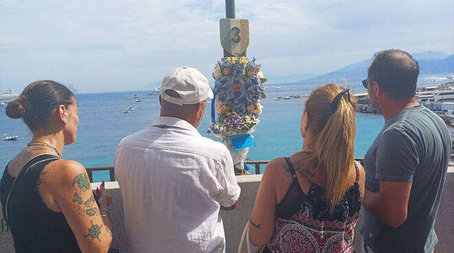 Capri, a tre anni dalla morte del 32enne Emanuele Melillo i parenti depongono fiori sul luogo dell’incidente 