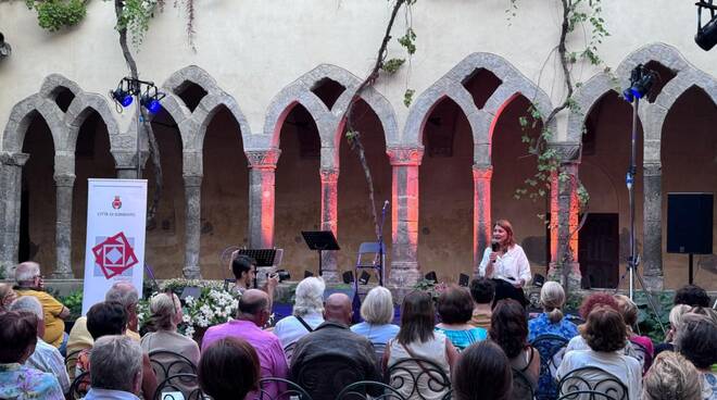 Rassegna “Sorrento Incontra 2024”. Il 5 luglio  Patrizia Cirulli, l’artista milanese che ha messo in musica le poesie di Eduardo De Filippo, incanta una platea estasiata.