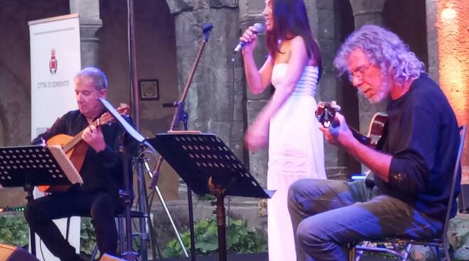 Rassegna “Sorrento Incontra 2024”. Il 5 luglio  Patrizia Cirulli, l’artista milanese che ha messo in musica le poesie di Eduardo De Filippo, incanta una platea estasiata.