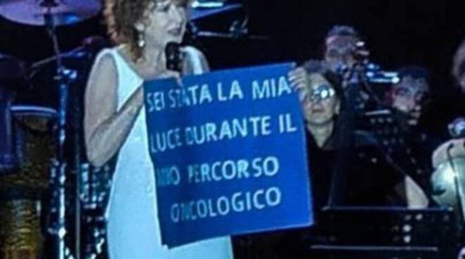 Fiorella Mannoia e il cartellone di una fan
