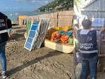 Guardia Costiera e Carabinieri liberano le spiagge di Vietri sul Mare