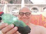 il giornalista peppe iannicelli sulla spiaggia di atrani domenica 7 luglio 2024