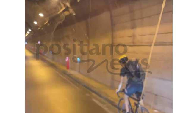 In bici nella Galleria "Santa Maria di Pozzano" nonostante il divieto