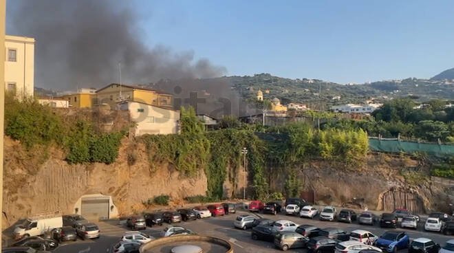 Piano di Sorrento, incendio a Via Cavottole