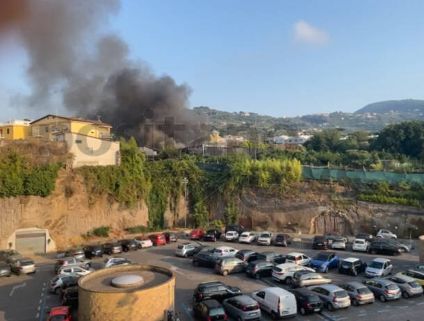 Piano di Sorrento, incendio in un deposito privato a Via Cavottole