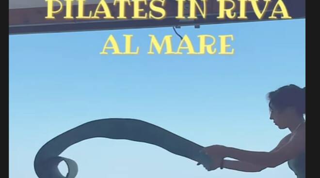 Pilates in riva al mare