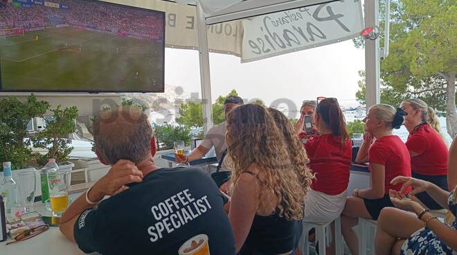 Positano i tifosi inglesi assistono alla partita