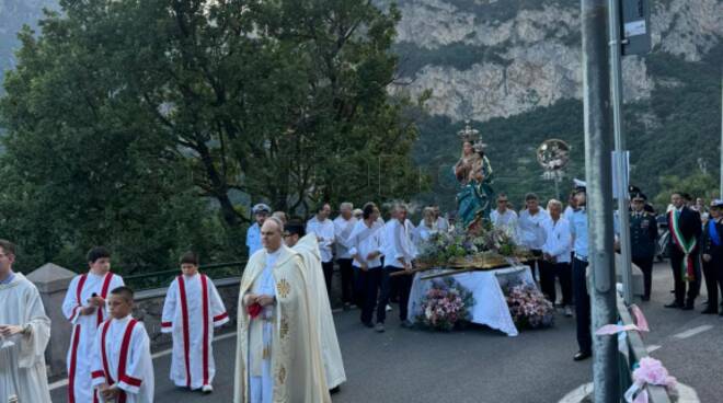 Positano la processione per la Madonna delle Grazie a Montepertuso col Vescovo Michele Fusco 