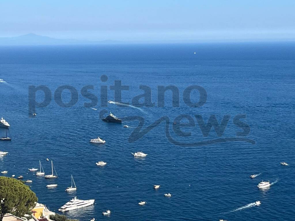 Un mare di lusso: gli yacht affollano le acque di Positano